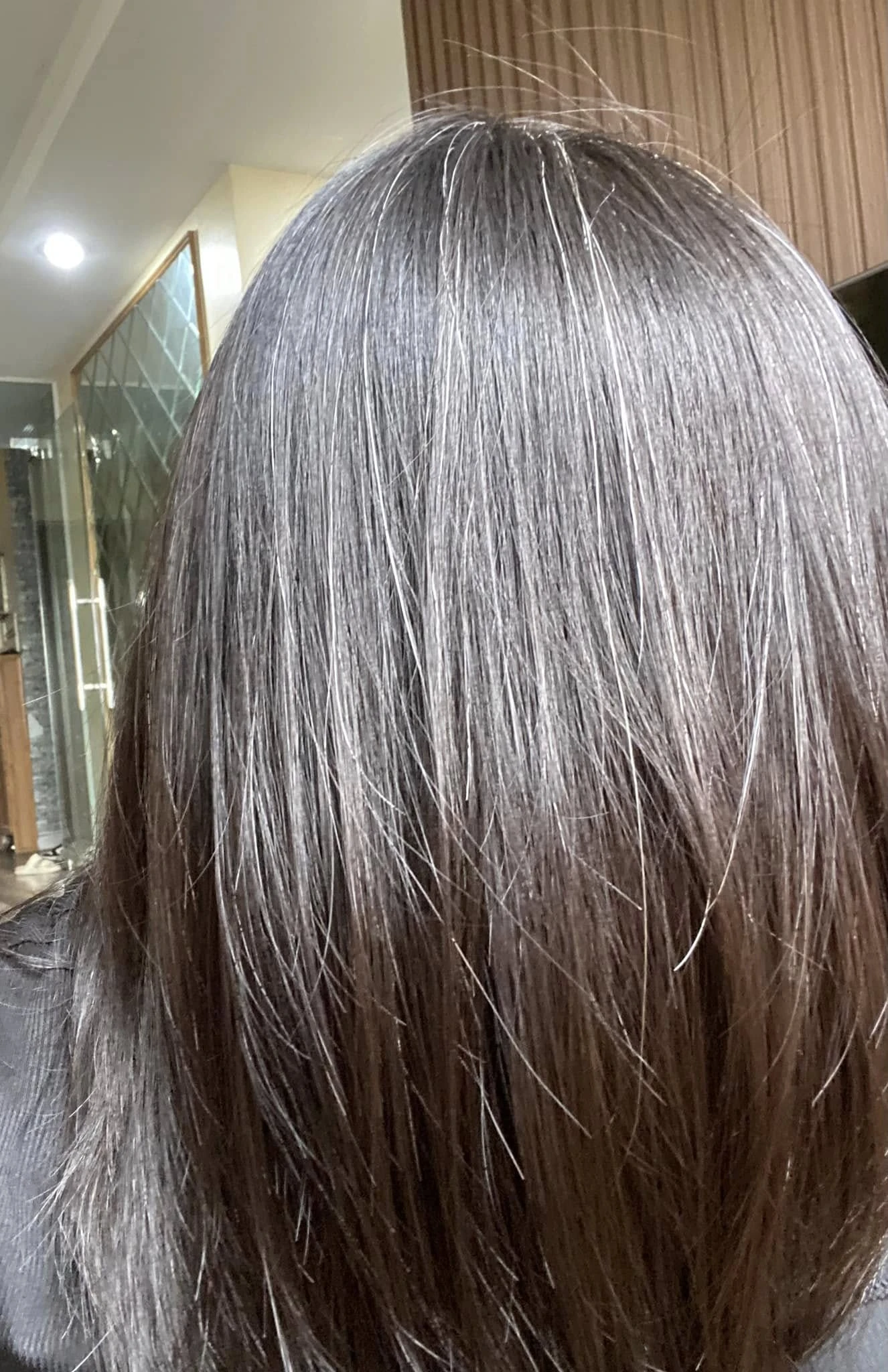 Tóc chị Nga từng bạc cả mảng nhưng chị vẫn yêu từng sợi tóc bạc (Ảnh: NVCC)