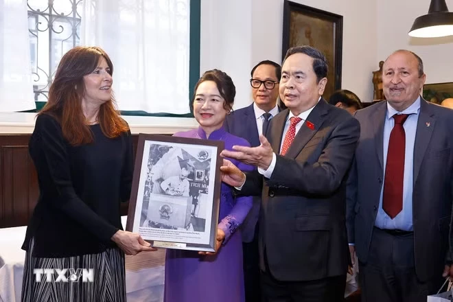 Chủ tịch Quốc hội thăm nơi lưu dấu ấn Chủ tịch Hồ Chí Minh tại thành phố Milan- Ảnh 2. Chủ tịch Quốc hội thăm nơi lưu dấu ấn Chủ tịch Hồ Chí Minh tại thành phố Milan- Ảnh 2.