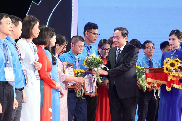 Chủ tịch Quốc hội Trần Thanh Mẫn: Các cấp Công đoàn tập trung nâng cao năng suất lao động và tăng trưởng hai con số- Ảnh 4.