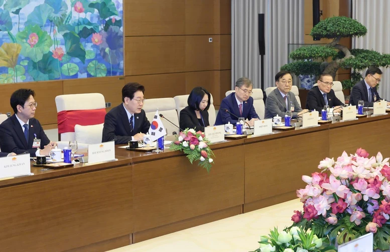 Chủ tịch Quốc hội Trần Thanh Mẫn hội kiến Tổng thống Hàn Quốc Lee Jae Myung- Ảnh 4.