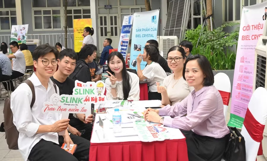 Đại diện doanh nghiệp tư vấn tuyển dụng cho sinh viên EPU.