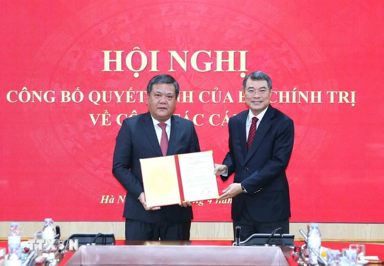 Đồng chí Lê Minh Hưng trao Quyết định của Bộ Chính trị chuẩn y đồng chí Trần Phong giữ chức Bí thư Tỉnh uỷ Khánh Hoà- Ảnh 1. Đồng chí Lê Minh Hưng trao Quyết định của Bộ Chính trị chuẩn y đồng chí Trần Phong giữ chức Bí thư Tỉnh uỷ Khánh Hoà- Ảnh 1.