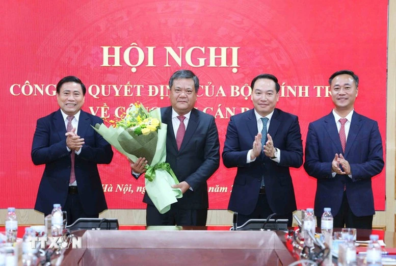 Đồng chí Lê Minh Hưng trao Quyết định của Bộ Chính trị chuẩn y đồng chí Trần Phong giữ chức Bí thư Tỉnh uỷ Khánh Hoà- Ảnh 3. Đồng chí Lê Minh Hưng trao Quyết định của Bộ Chính trị chuẩn y đồng chí Trần Phong giữ chức Bí thư Tỉnh uỷ Khánh Hoà- Ảnh 3.