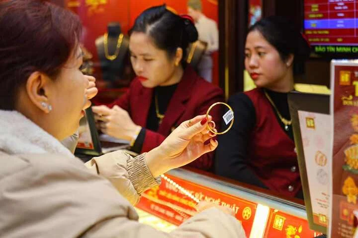 Giá vàng hôm nay lao dốc mạnh. (Ảnh: Minh Đức).