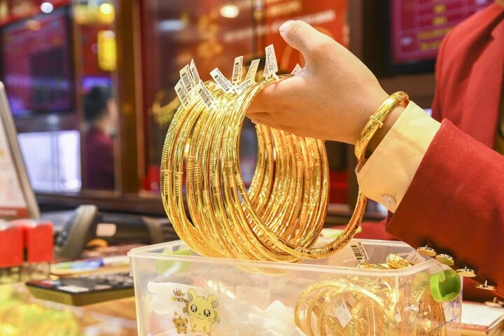 Giá vàng hôm nay tiếp đà giảm sâu. (Ảnh: Công Hiếu).