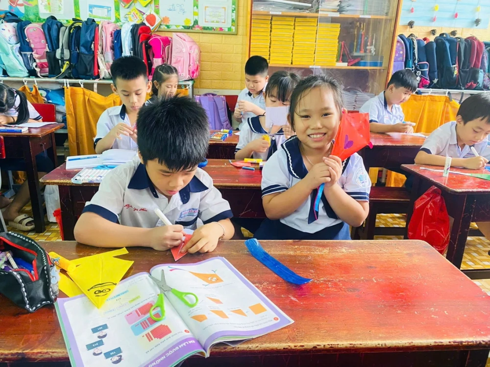 Học sinh lớp Hai Trường tiểu học Thuận Kiều gấp diều giấy nhờ những kiến thức về hình học trong tiết toán