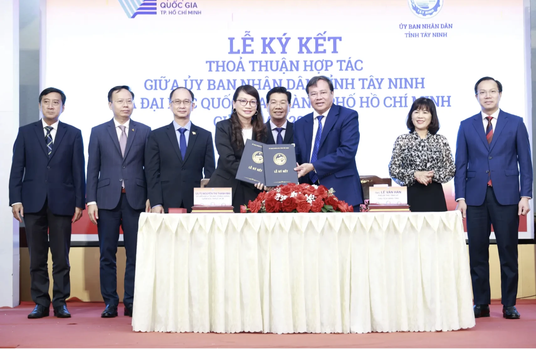 Lãnh đạo ĐHQG-HCM và UBND tỉnh Tây Ninh ký kết hợp tác dưới sự chứng kiến của hai bên - Ảnh: VNUHCM