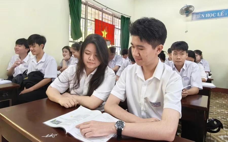 Nam sinh Lê Quốc Khánh và các bạn cùng lớp, Trường THPT Buôn Ma Thuột chuẩn bị cho kỳ thi sắp tới. Ảnh: Thế Hùng