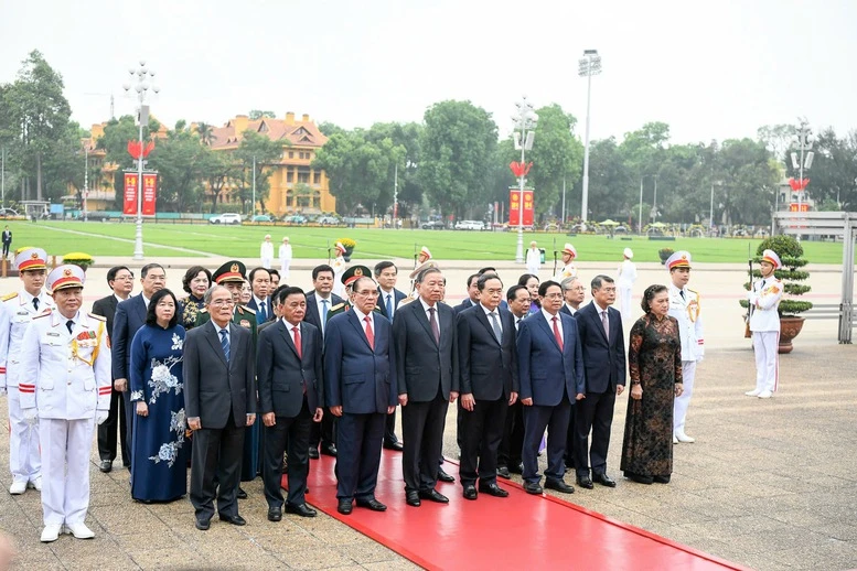 Lãnh đạo Đảng, Nhà nước vào Lăng viếng Chủ tịch Hồ Chí Minh nhân kỷ niệm 51 năm Ngày giải phóng miền Nam, thống nhất đất nước- Ảnh 2.