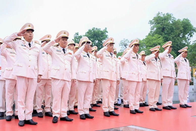 Lãnh đạo Đảng, Nhà nước vào Lăng viếng Chủ tịch Hồ Chí Minh nhân kỷ niệm 51 năm Ngày giải phóng miền Nam, thống nhất đất nước- Ảnh 8.