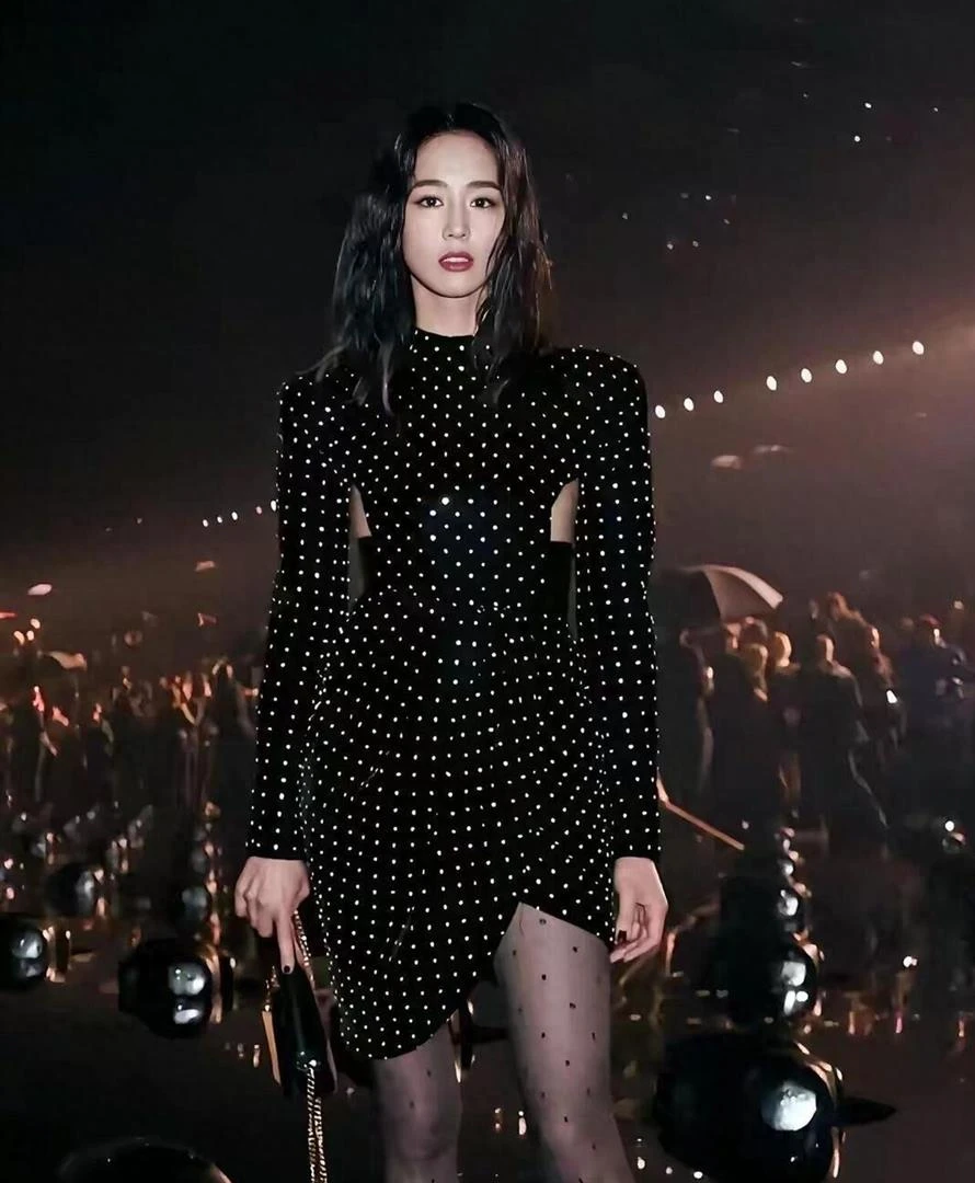 Sự bền bỉ và tính kỷ luật cao giúp cô luôn duy trì sắc vóc cân đối, mảnh mai.