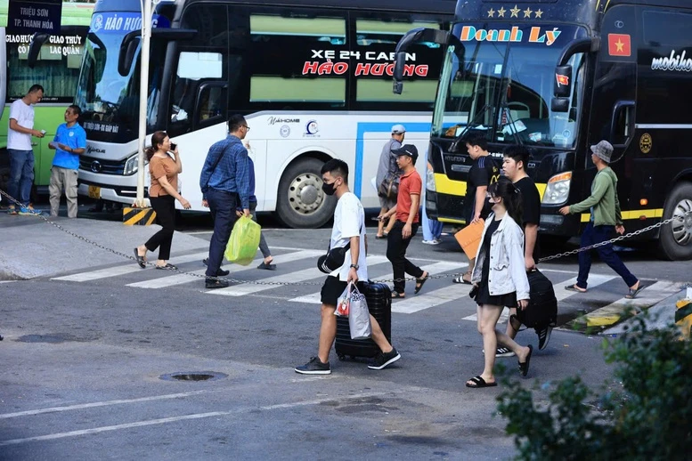 Nghiêm cấm tăng giá vé tàu xe bất hợp lý dịp 30/4-1/5- Ảnh 1.