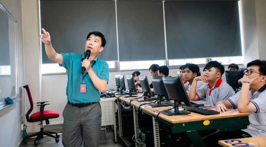 Giảng viên khối ngành công nghệ kỹ thuật Trường Đại học Văn Lang trong hoạt động trải nghiệm thực tế cho học sinh. Ảnh: T.My