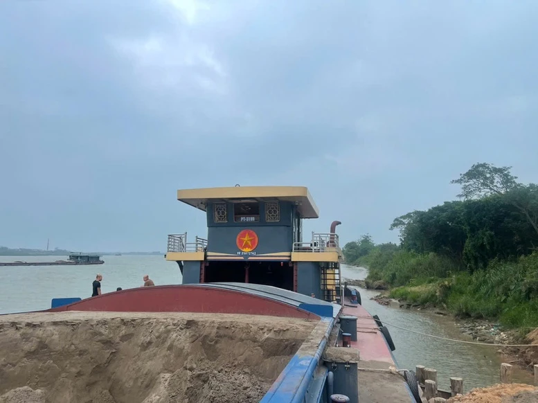 Phát hiện, xử lý nhiều vụ khai thác, vận chuyển cát không rõ nguồn gốc trên sông Hồng- Ảnh 1.