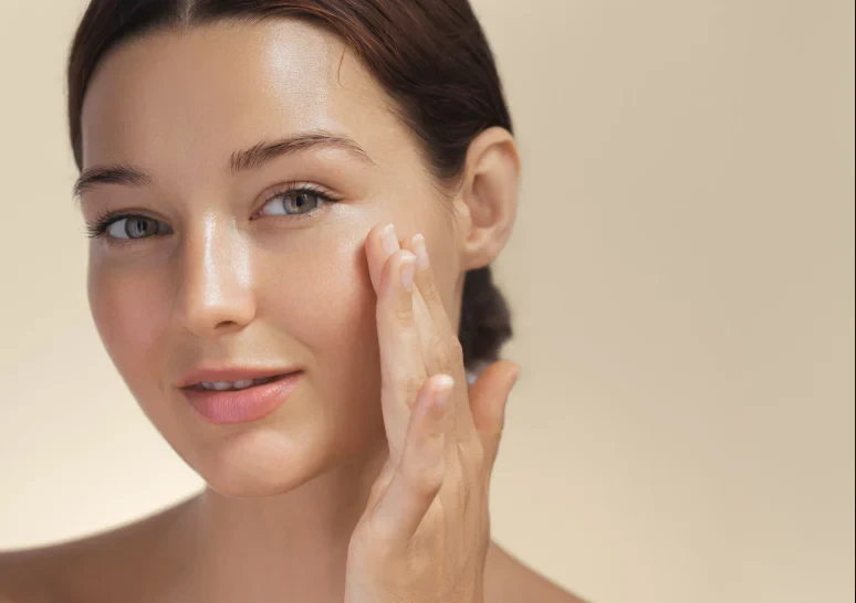 Việc dưỡng da khỏe đẹp được ưu tiên hơn là trang điểm dày cộp để che phủ khuyết điểm - Ảnh minh họa: Canva