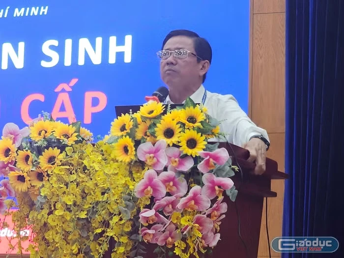 Phó Giám đốc Sở Giáo dục và Đào tạo Thành phố Hồ Chí Minh Nguyễn Văn Phong phát biểu khai mạc. Ảnh: V.D. gdvn-nvphongtsinh.jpg