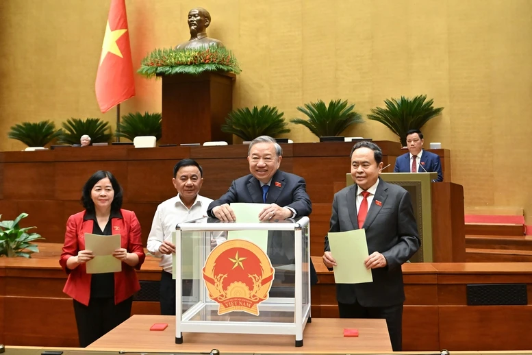 Thông cáo báo chí về ngày làm việc đầu tiên của Kỳ họp thứ Nhất, Quốc hội khóa XVI- Ảnh 2.