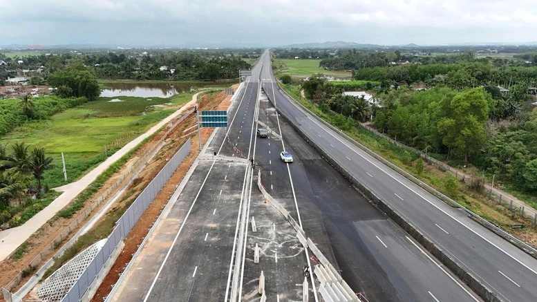 Thông xe gần 200km cao tốc từ Quảng Ngãi đến hầm Cù Mông vào trưa 29/4- Ảnh 1.