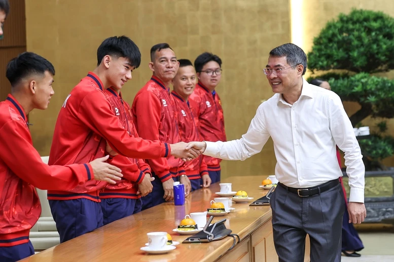 Thủ tướng Lê Minh Hưng gặp mặt, chúc mừng đội tuyển bóng đá nam U17 Việt Nam- Ảnh 1.