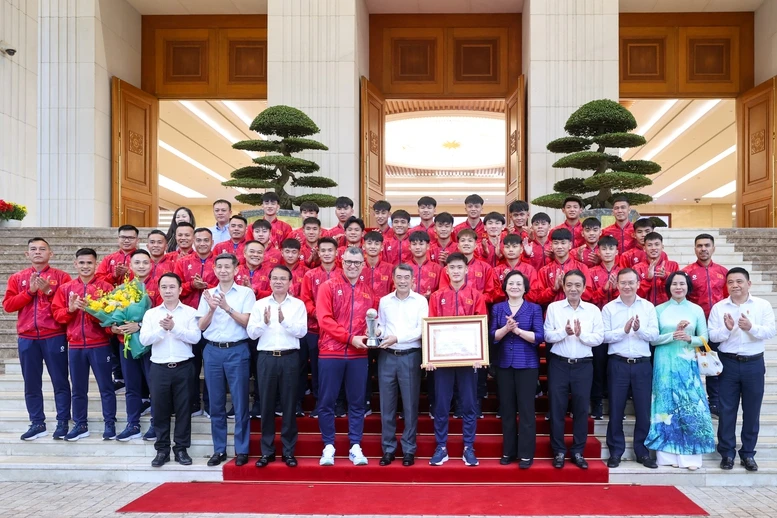 Thủ tướng Lê Minh Hưng gặp mặt, chúc mừng đội tuyển bóng đá nam U17 Việt Nam- Ảnh 8.
