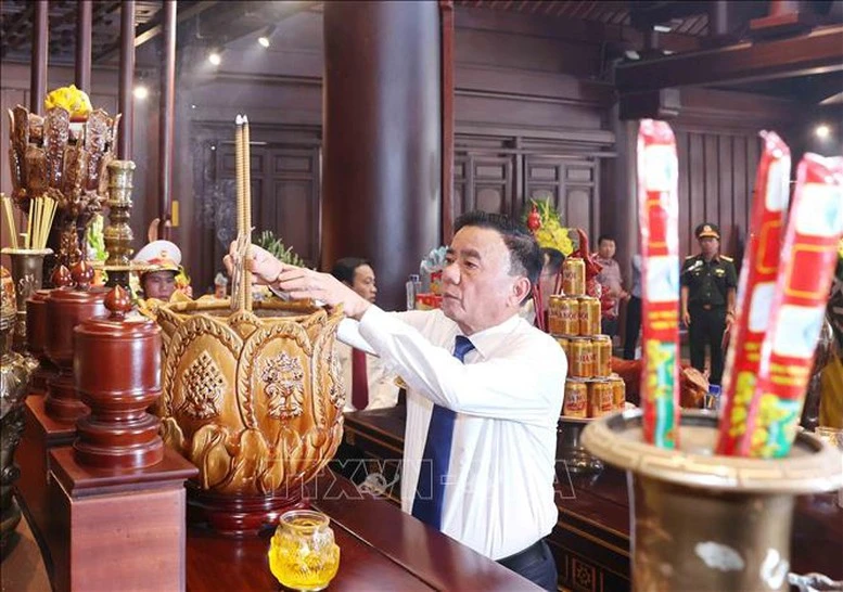 Thường trực Ban Bí thư dâng hương, tưởng niệm các anh hùng, liệt sĩ tại tỉnh Điện Biên- Ảnh 1.
