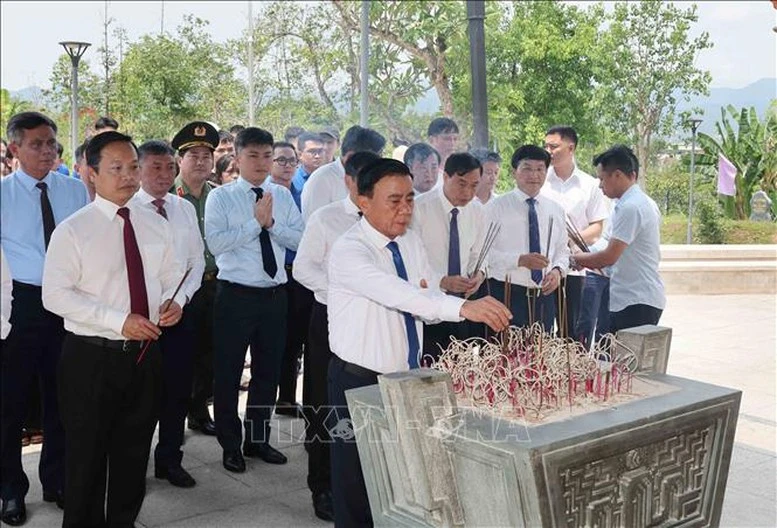 Thường trực Ban Bí thư dâng hương, tưởng niệm các anh hùng, liệt sĩ tại tỉnh Điện Biên- Ảnh 2.