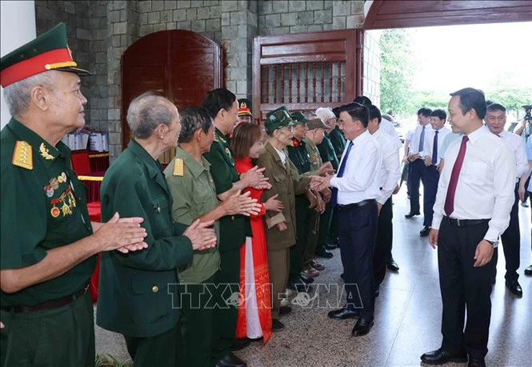 Thường trực Ban Bí thư dâng hương, tưởng niệm các anh hùng, liệt sĩ tại tỉnh Điện Biên- Ảnh 5.