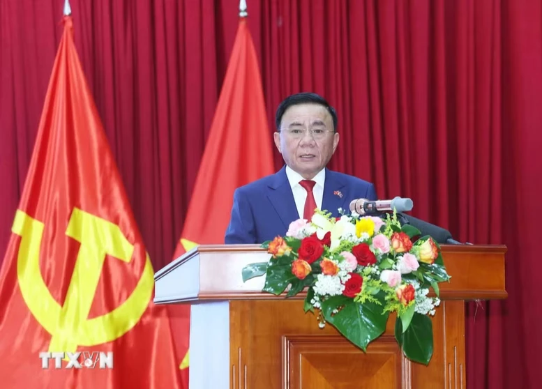Thường trực Ban Bí thư Trần Cẩm Tú gặp gỡ cộng đồng người Việt tại Lào- Ảnh 1. Thường trực Ban Bí thư Trần Cẩm Tú gặp gỡ cộng đồng người Việt tại Lào- Ảnh 1.