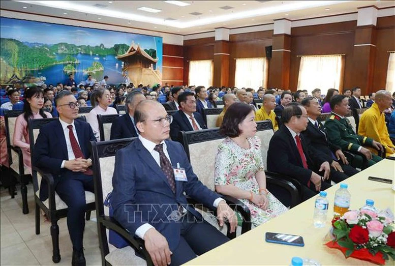 Thường trực Ban Bí thư Trần Cẩm Tú gặp gỡ cộng đồng người Việt tại Lào- Ảnh 2. Thường trực Ban Bí thư Trần Cẩm Tú gặp gỡ cộng đồng người Việt tại Lào- Ảnh 2.