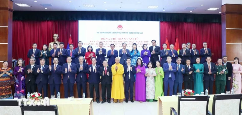 Thường trực Ban Bí thư Trần Cẩm Tú gặp gỡ cộng đồng người Việt tại Lào- Ảnh 3. Thường trực Ban Bí thư Trần Cẩm Tú gặp gỡ cộng đồng người Việt tại Lào- Ảnh 3.