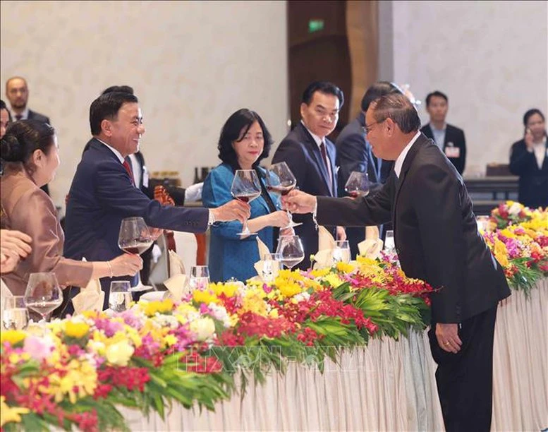Thường trực Ban Bí thư Trần Cẩm Tú gặp gỡ cộng đồng người Việt tại Lào- Ảnh 5. Thường trực Ban Bí thư Trần Cẩm Tú gặp gỡ cộng đồng người Việt tại Lào- Ảnh 5.