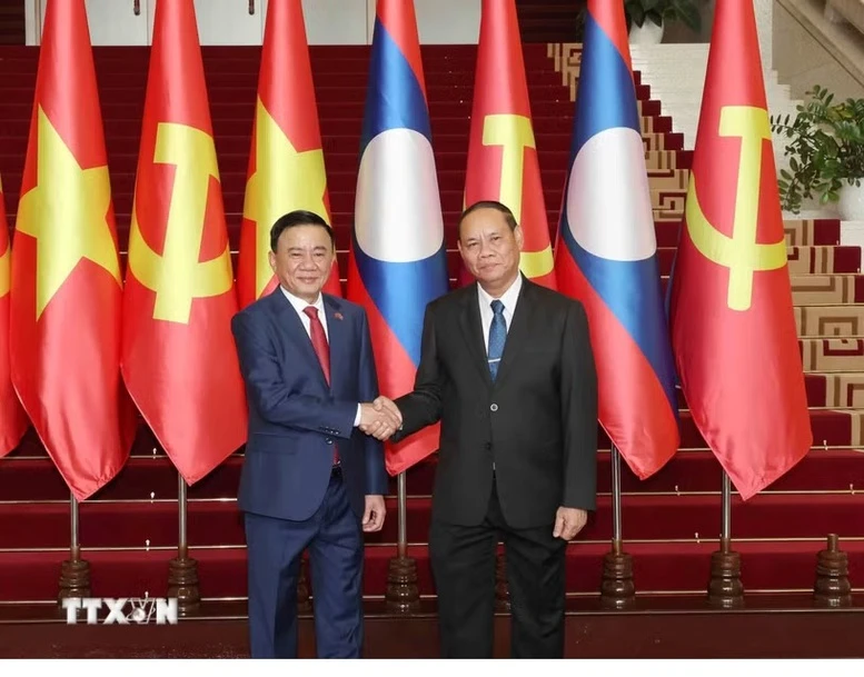 Thường trực Ban Bí thư Trần Cẩm Tú hội đàm với Thường trực Ban Bí thư Trung ương Đảng Nhân dân Cách mạng Lào- Ảnh 1.
