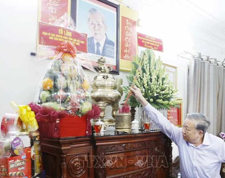Tổng Bí thư, Chủ tịch nước dâng hương tưởng nhớ các đồng chí lãnh đạo tiền bối- Ảnh 1. Tổng Bí thư, Chủ tịch nước dâng hương tưởng nhớ các đồng chí lãnh đạo tiền bối- Ảnh 1.