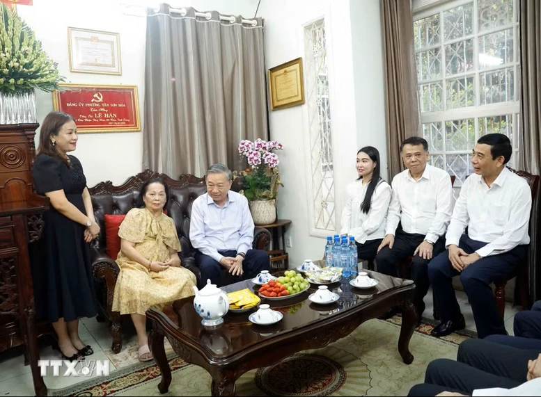 Tổng Bí thư, Chủ tịch nước dâng hương tưởng nhớ các đồng chí lãnh đạo tiền bối- Ảnh 2. Tổng Bí thư, Chủ tịch nước dâng hương tưởng nhớ các đồng chí lãnh đạo tiền bối- Ảnh 2.