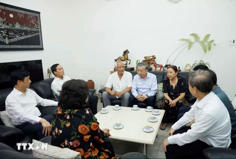 Tổng Bí thư, Chủ tịch nước dâng hương tưởng nhớ các đồng chí lãnh đạo tiền bối- Ảnh 4. Tổng Bí thư, Chủ tịch nước dâng hương tưởng nhớ các đồng chí lãnh đạo tiền bối- Ảnh 4.