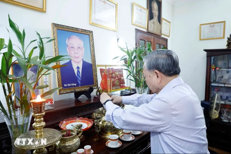 Tổng Bí thư, Chủ tịch nước dâng hương tưởng nhớ các đồng chí lãnh đạo tiền bối- Ảnh 5. Tổng Bí thư, Chủ tịch nước dâng hương tưởng nhớ các đồng chí lãnh đạo tiền bối- Ảnh 5.