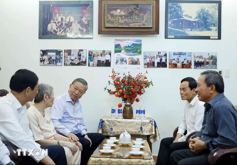 Tổng Bí thư, Chủ tịch nước dâng hương tưởng nhớ các đồng chí lãnh đạo tiền bối- Ảnh 6. Tổng Bí thư, Chủ tịch nước dâng hương tưởng nhớ các đồng chí lãnh đạo tiền bối- Ảnh 6.