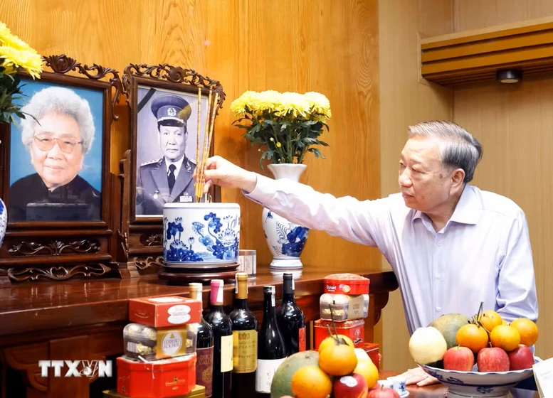 Tổng Bí thư, Chủ tịch nước dâng hương tưởng nhớ các đồng chí lãnh đạo tiền bối- Ảnh 7. Tổng Bí thư, Chủ tịch nước dâng hương tưởng nhớ các đồng chí lãnh đạo tiền bối- Ảnh 7.