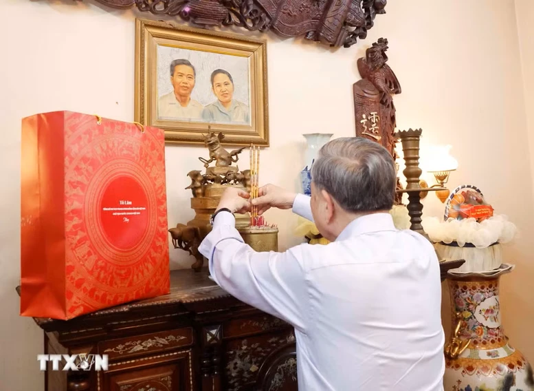 Tổng Bí thư, Chủ tịch nước dâng hương tưởng nhớ các đồng chí lãnh đạo tiền bối- Ảnh 8. Tổng Bí thư, Chủ tịch nước dâng hương tưởng nhớ các đồng chí lãnh đạo tiền bối- Ảnh 8.