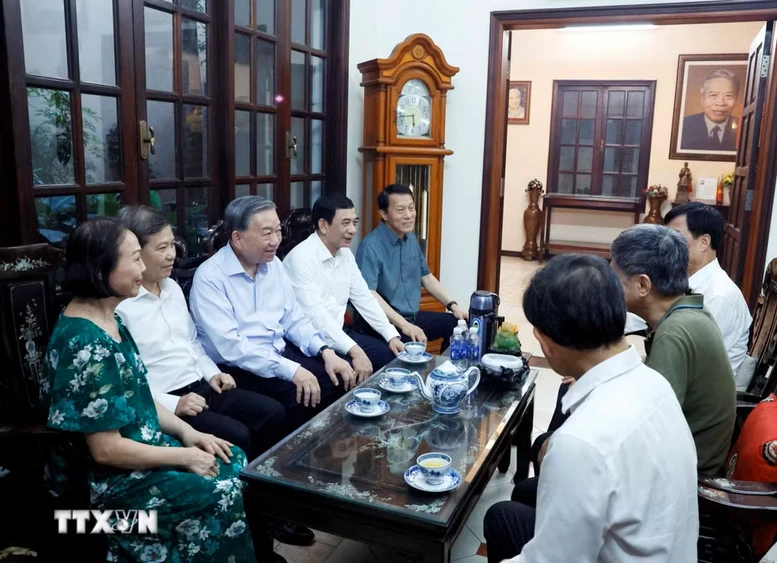 Tổng Bí thư, Chủ tịch nước dâng hương tưởng nhớ các đồng chí lãnh đạo tiền bối- Ảnh 9. Tổng Bí thư, Chủ tịch nước dâng hương tưởng nhớ các đồng chí lãnh đạo tiền bối- Ảnh 9.