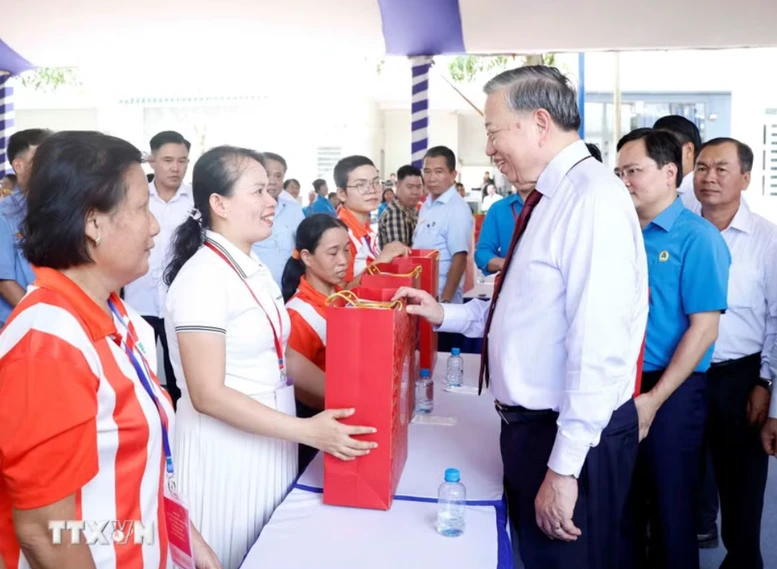 Tổng Bí thư, Chủ tịch nước Tô Lâm thăm, gặp gỡ, động viên công nhân, người lao động ở TPHCM- Ảnh 1.