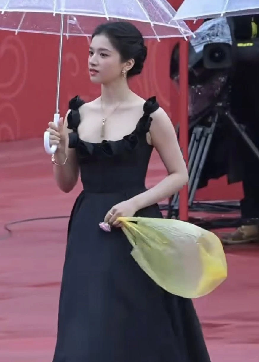 Gần đây, Balenciaga gây chú ý khi bán chiếc túi nylon với giá khoảng 46 triệu đồng