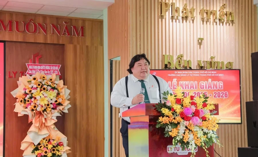 Tiến sĩ Đinh Văn Đệ, Quyền Hiệu trưởng phát biểu tại Lễ tốt nghiệp năm 2025. cd-ly-tu-trong-4.jpg
