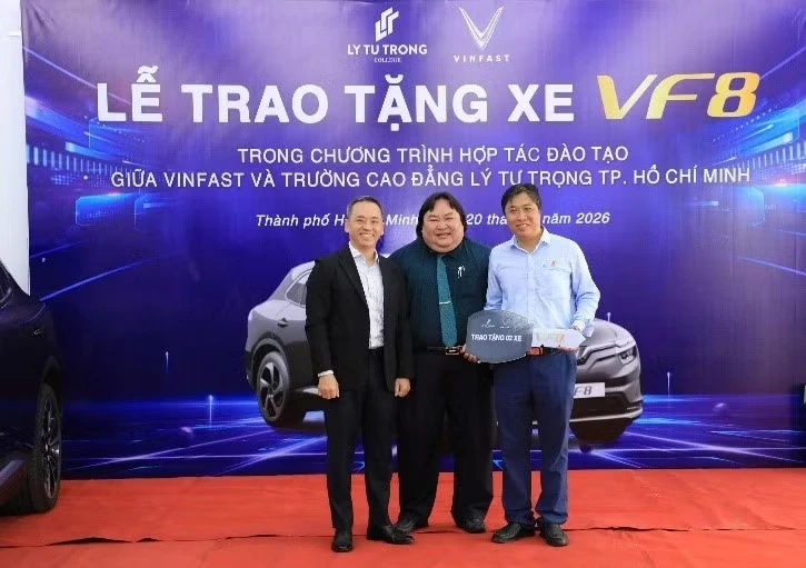 Hợp tác đào tạo với Vinfast tại lễ trao tặng xe cho Trường. cd-ly-tu-trong-5.jpg