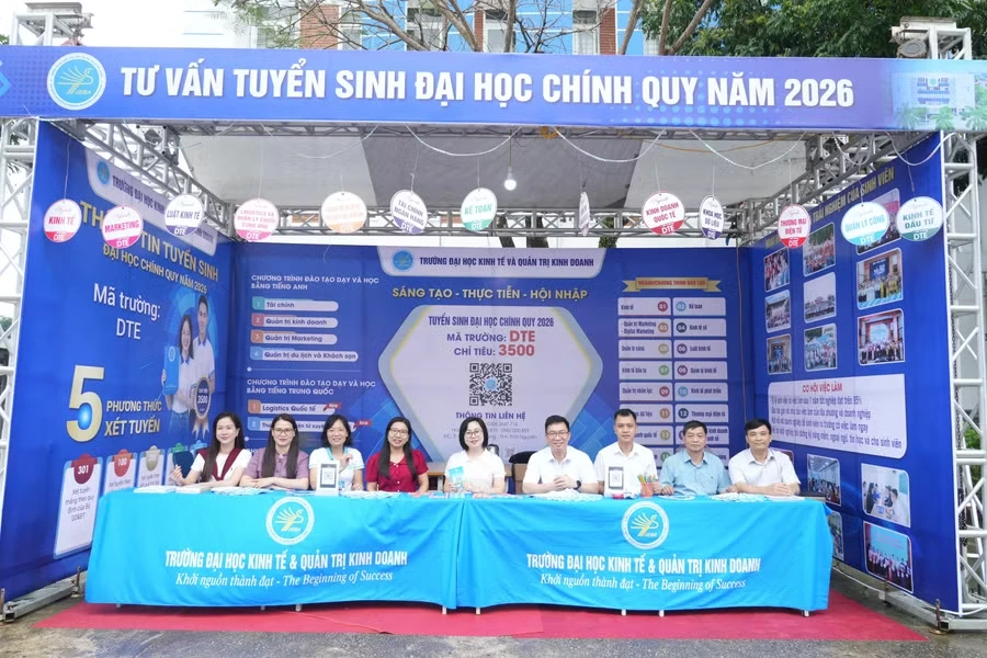 Không gian tư vấn tuyển sinh tại TUEBA.