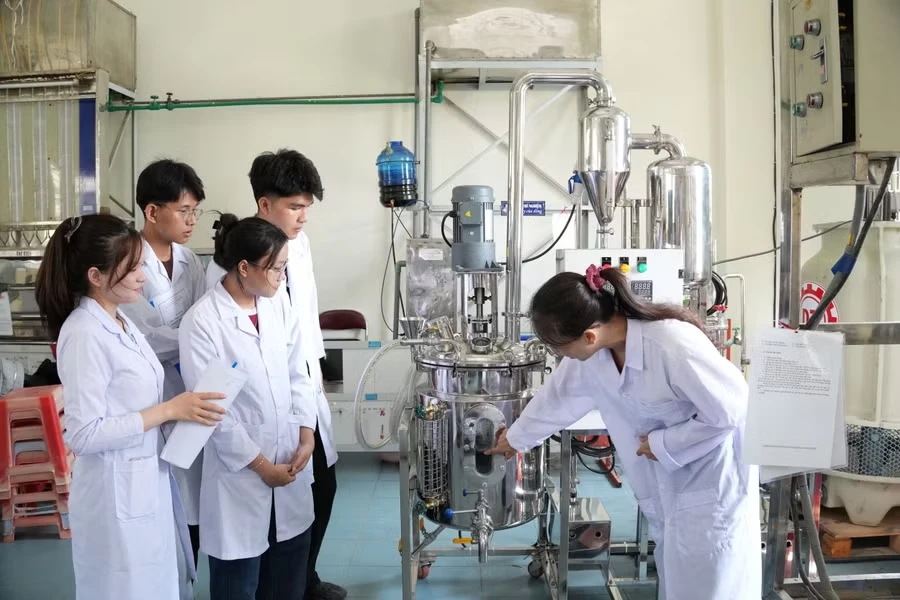 Một giờ thực hành của sinh viên Khoa Công nghệ Hóa học - Môi trường, Trường Đại học Sư phạm Kỹ thuật - Đại học Đà Nẵng tại Phòng thí nghiệm.