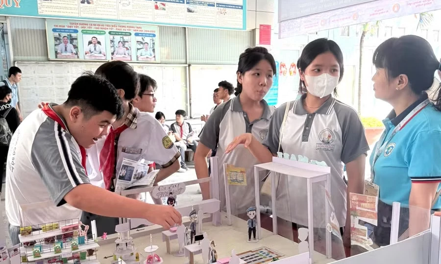 Học sinh lớp 9 TPHCM trải nghiệm thực tế tại Trường Trung cấp Kinh tế Nguyễn Hữu Cảnh (Tân Thuận, TPHCM). Ảnh: TP