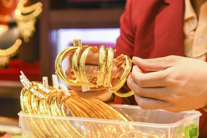 Giá vàng hôm nay 24/4: Giảm mạnh, mất ngưỡng 4.700 USD/ounce