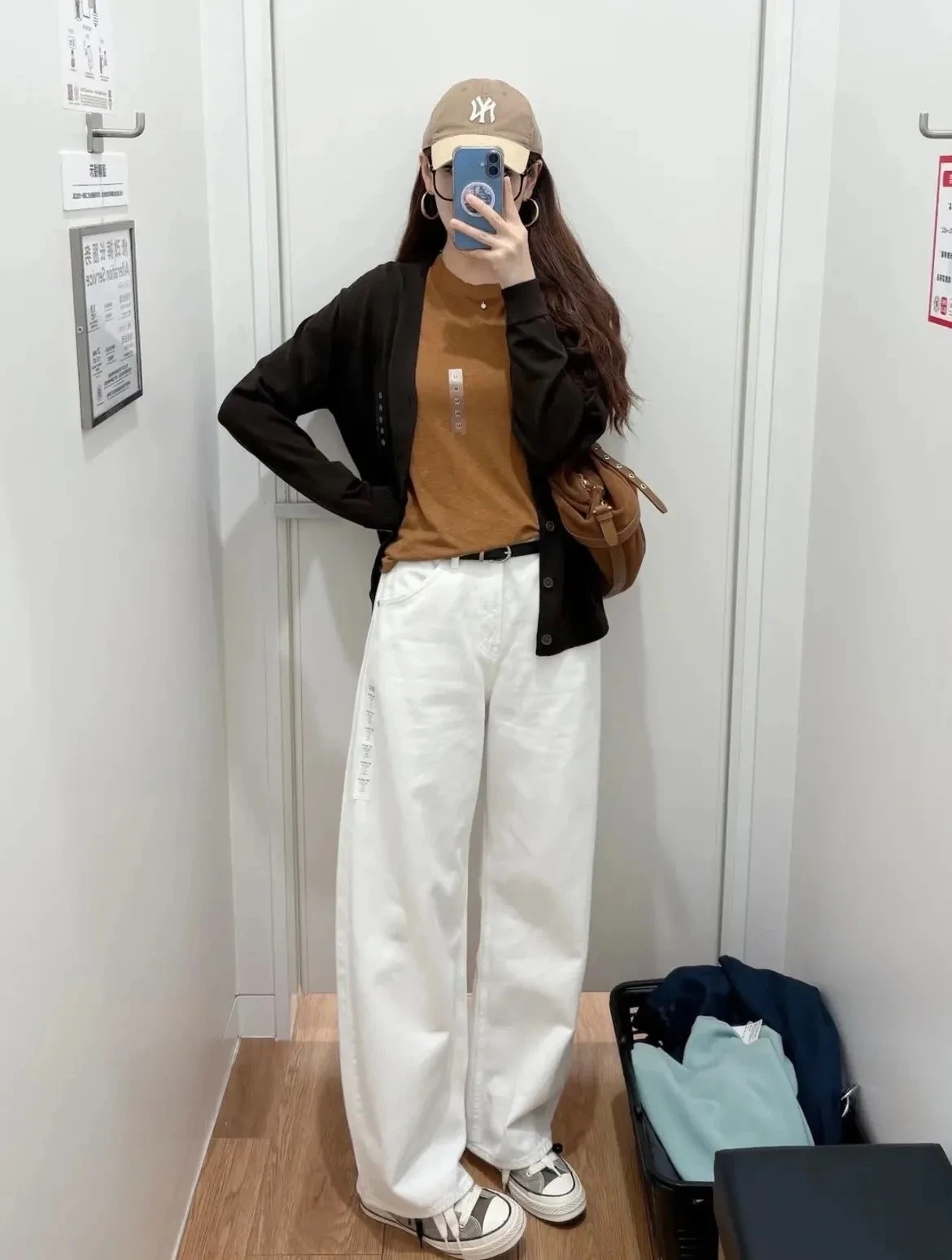 Phong cách casual cá tính: Quần ống cong linh hoạt trong nhiều kiểu phối đồ. Chị em có thể chọn kết hợp quần jeans ống cong với áo khoác zip đen ôm nhẹ và giày da mũi tròn. Set đồ này tạo cảm giác vừa gọn gàng vừa 'cool', phù hợp để đi cà phê hoặc dạo phố.