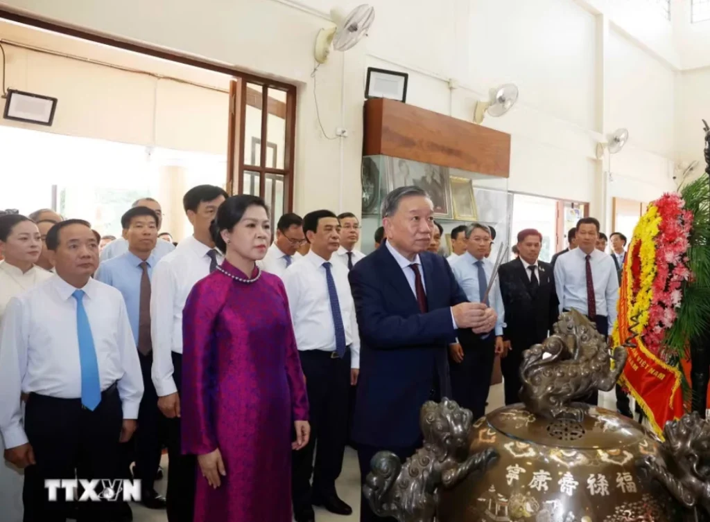 Tổng Bí thư, Chủ tịch nước và Phu nhân thăm Khu di tích Chủ tịch Hồ Chí Minh ở Udon Thani